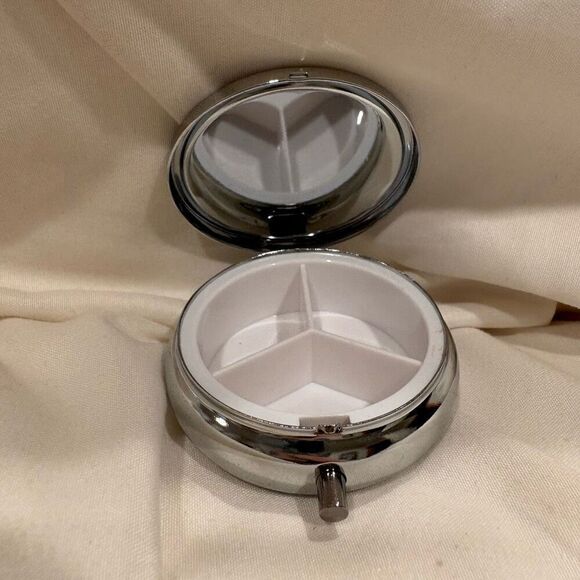 Hello Kitty Love Travel Pill Box 3 Compartment Medicine Pill Case NEW - Picture 4 of 4